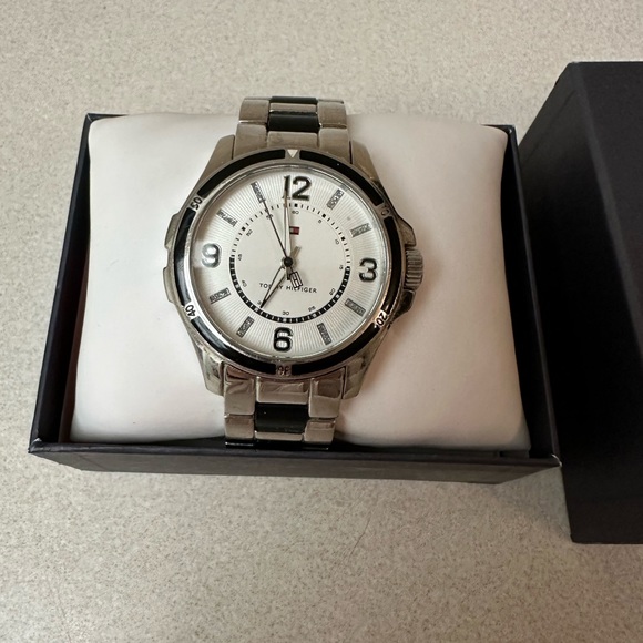 Men’s Tommy Hilfiger watch, needs new battery - Picture 3 of 3